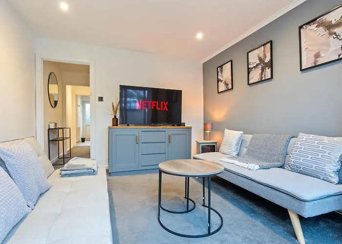 Cosy 2-Bedroom Central Home With Private Hot Tub