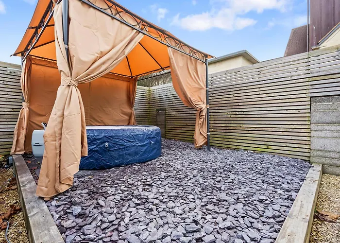 Cosy 2-Bedroom Central Home With Private Hot Tub